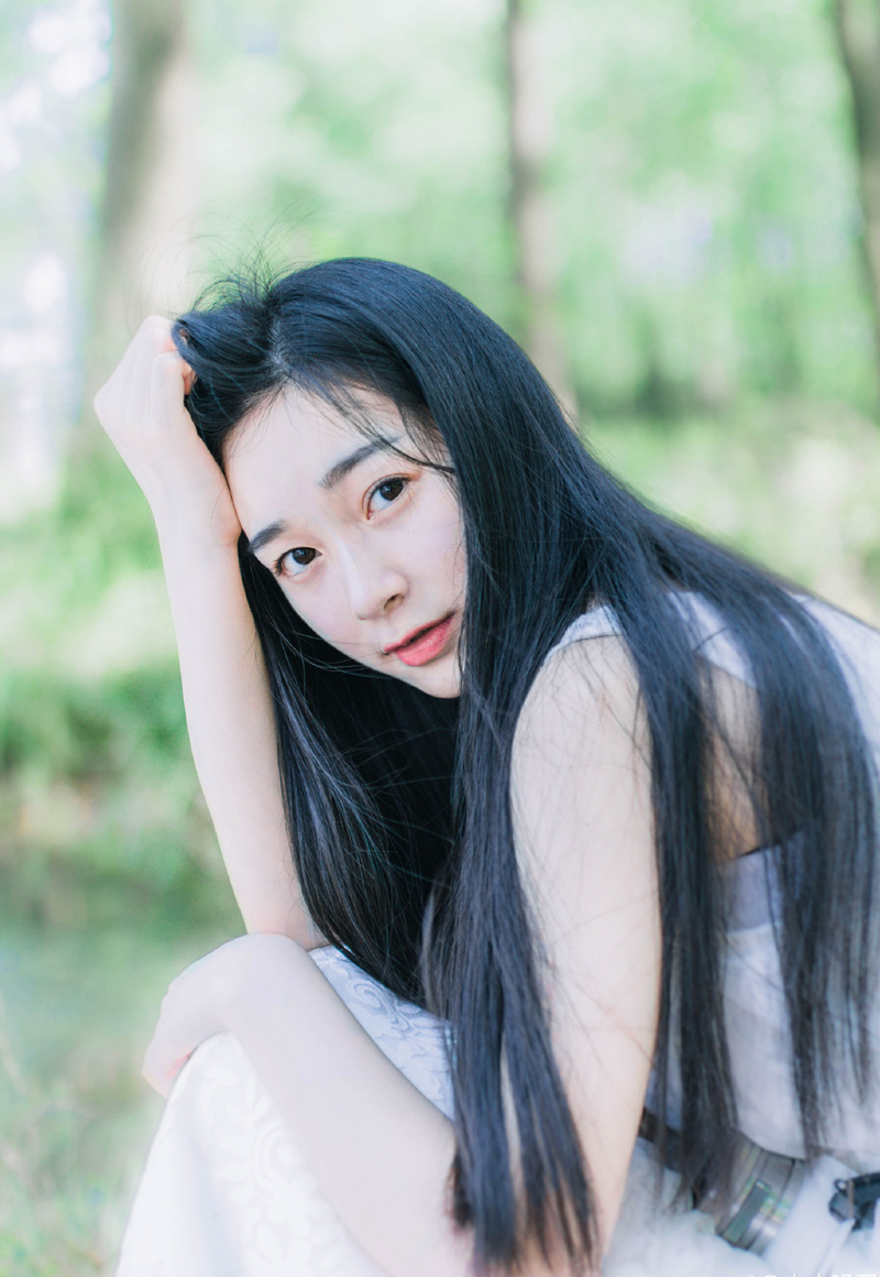 当周瑜阵亡的消息传到建业的时候，孙权有些失神的坐在自己的椅子上，看着眼前的文案，一种复杂难明的心情涌上来，有轻松，也有难过还有一丝淡淡的喜悦。
